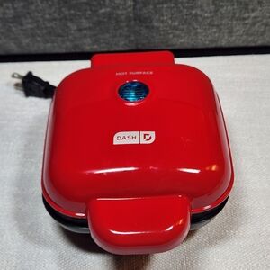 DASH Egg Bite Maker With 4 Silicone Molds Red Space Saver